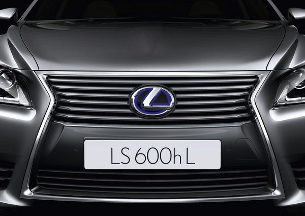 La berline de prestige Lexus LS affiche une orientation stylistique extérieure plus affirmée