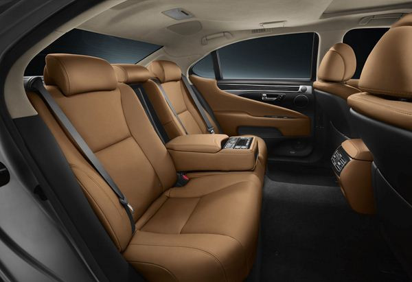 La berline de prestige Lexus LS affiche une orientation stylistique extérieure plus affirmée