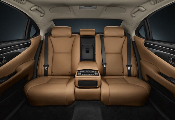 La berline de prestige Lexus LS affiche une orientation stylistique extérieure plus affirmée