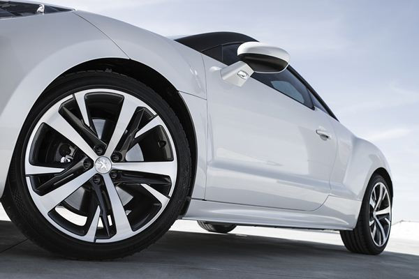 Le coupé sportif Peugeot RCZ adopte une nouvelle identité distinctive