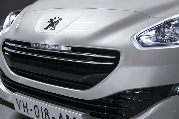 Le coupé sportif Peugeot RCZ adopte une nouvelle identité distinctive