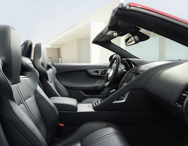 Le cabriolet sportif deux places Jaguar F-Type se dévoile à Paris