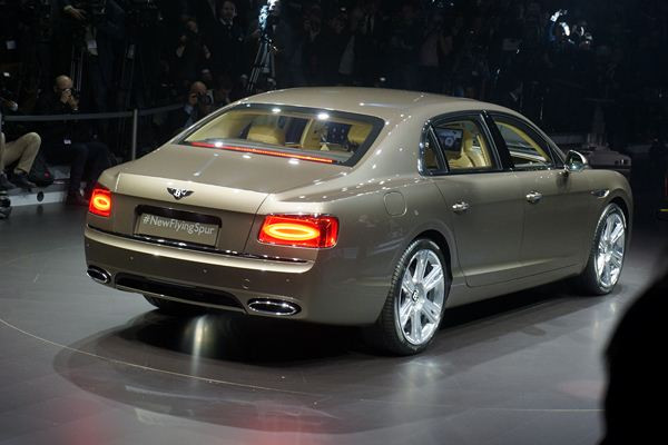 La nouvelle berline de luxe Bentley Flying Spur fait son entrée à l'occasion du salon de Genève