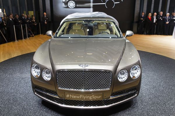 La nouvelle berline de luxe Bentley Flying Spur fait son entrée à l'occasion du salon de Genève