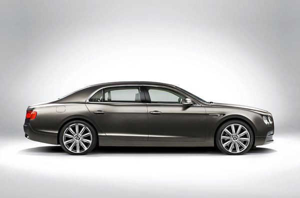 La nouvelle berline de luxe Bentley Flying Spur fait son entrée à l'occasion du salon de Genève