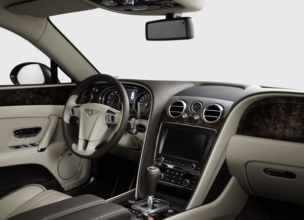 La nouvelle berline de luxe Bentley Flying Spur fait son entrée à l'occasion du salon de Genève