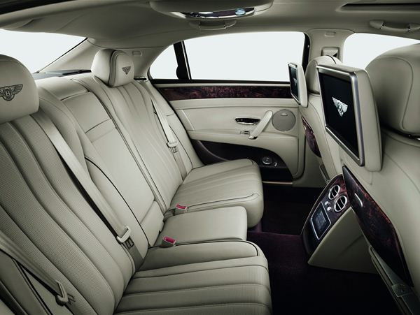 La nouvelle berline de luxe Bentley Flying Spur fait son entrée à l'occasion du salon de Genève