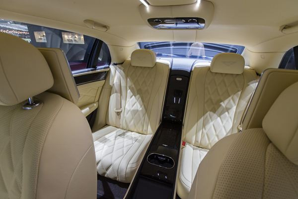 La nouvelle berline de luxe Bentley Flying Spur fait son entrée à l'occasion du salon de Genève