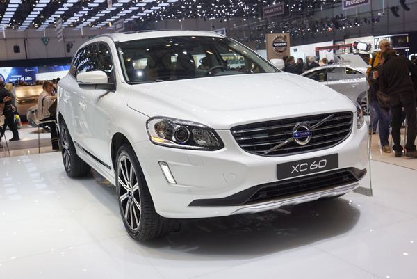 Le Volvo XC60 s'offre des retouches stylistiques et de nouvelles fonctionnalités