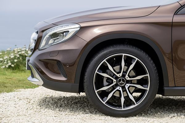 Une Mercedes GLA aux formes épurées et sensuelles