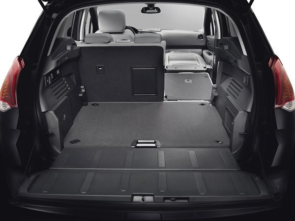 Le crossover compact Peugeot 3008 s'offre un nouveau regard
