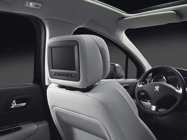 Le crossover compact Peugeot 3008 s'offre un nouveau regard