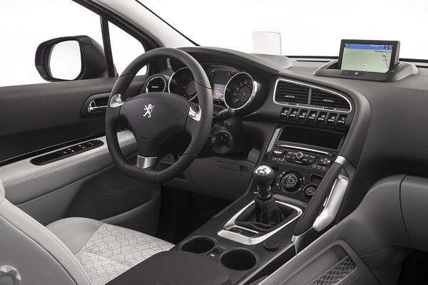 Le crossover compact Peugeot 3008 s'offre un nouveau regard