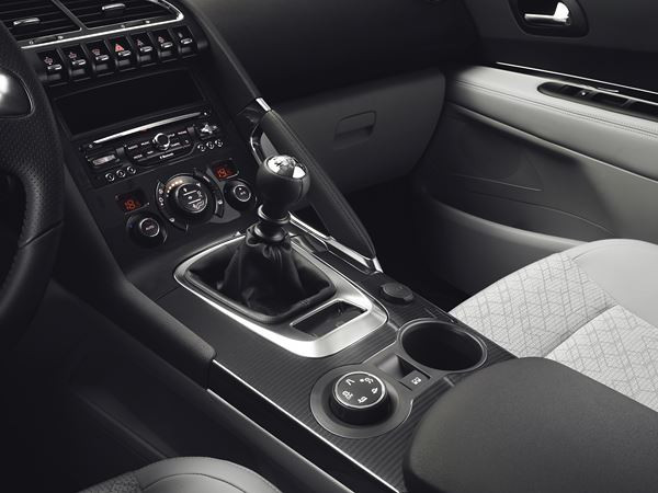 Le crossover compact Peugeot 3008 s'offre un nouveau regard