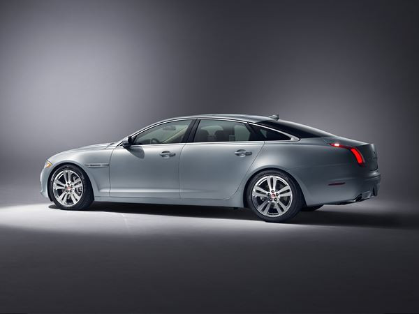 La berline sportive de luxe Jaguar XJ revisitée pour offrir un confort accru