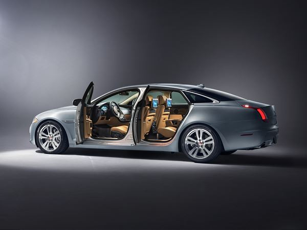 La berline sportive de luxe Jaguar XJ revisitée pour offrir un confort accru