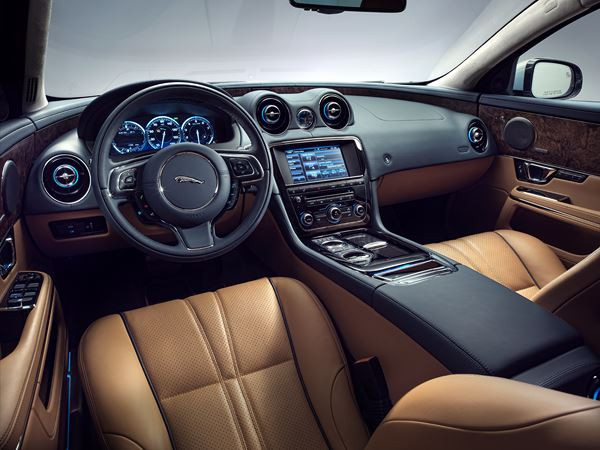 La berline sportive de luxe Jaguar XJ revisitée pour offrir un confort accru