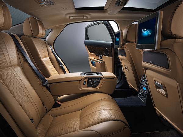 La berline sportive de luxe Jaguar XJ revisitée pour offrir un confort accru
