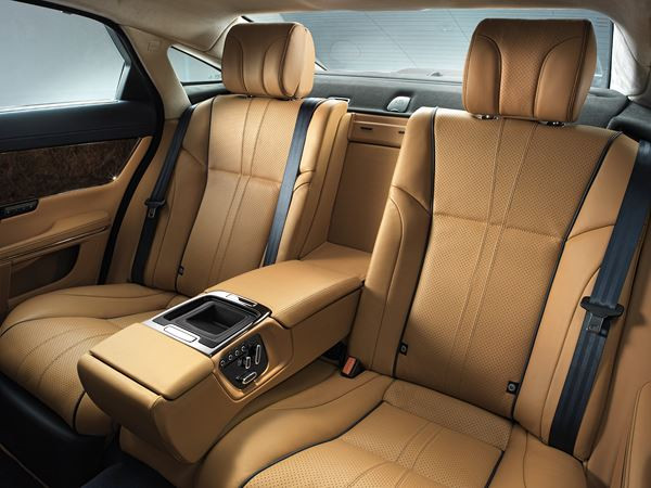 La berline sportive de luxe Jaguar XJ revisitée pour offrir un confort accru