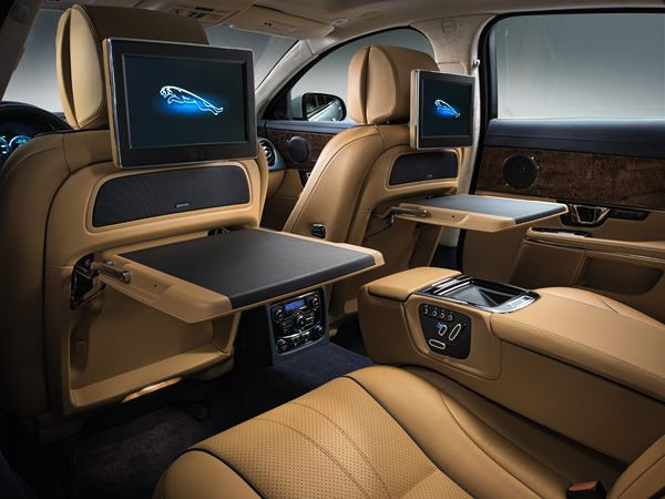 La berline sportive de luxe Jaguar XJ revisitée pour offrir un confort accru