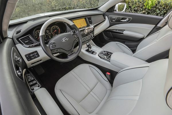 Une grande berline à propulsion Kia K900 au salon de Los Angeles