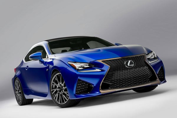 Le coupé haute performance Lexus RC F à moteur V8 développe plus de 450 ch