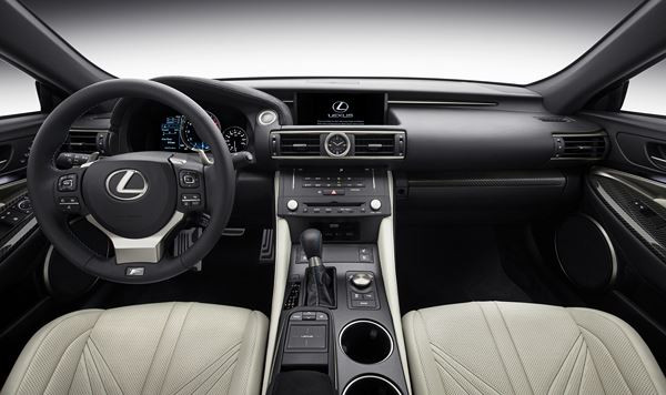 Le coupé haute performance Lexus RC F à moteur V8 développe plus de 450 ch