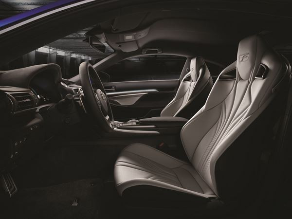 Le coupé haute performance Lexus RC F à moteur V8 développe plus de 450 ch