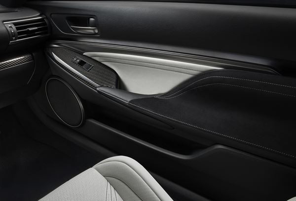 Le coupé haute performance Lexus RC F à moteur V8 développe plus de 450 ch