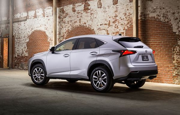 Le crossover compact premium Lexus NX affiche un design incisif