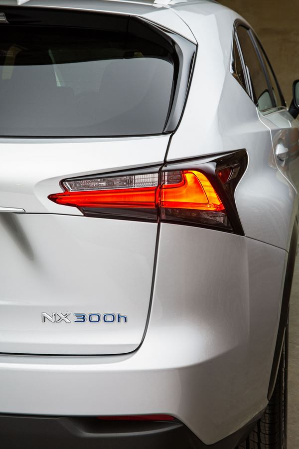 Le crossover compact premium Lexus NX affiche un design incisif