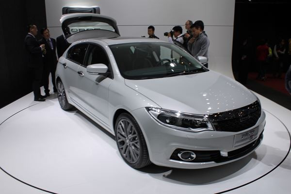 Dans les allées du salon de l'automobile de Pékin 2014