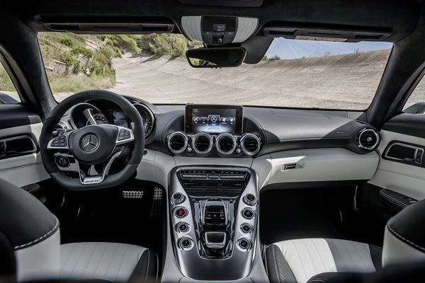 La Mercedes-AMG GT affiche des performances dignes de la compétition automobile