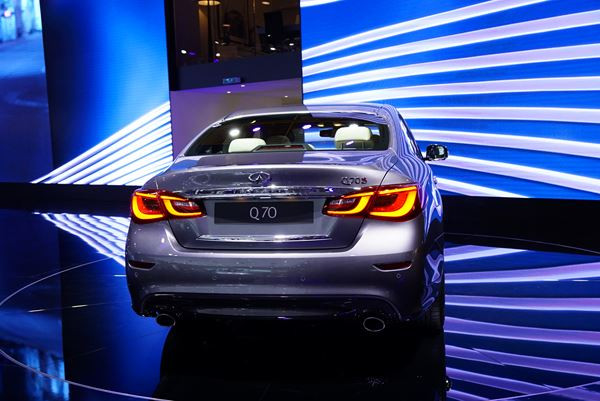 La nouvelle berline Infiniti Q70 affiche des courbes sensuelles