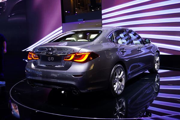 La nouvelle berline Infiniti Q70 affiche des courbes sensuelles