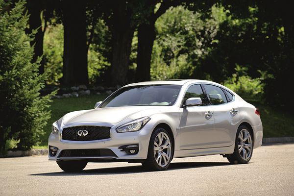 La nouvelle berline Infiniti Q70 affiche des courbes sensuelles