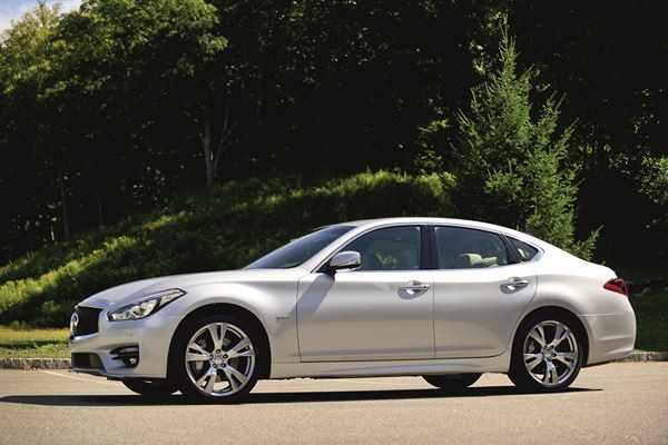 La nouvelle berline Infiniti Q70 affiche des courbes sensuelles