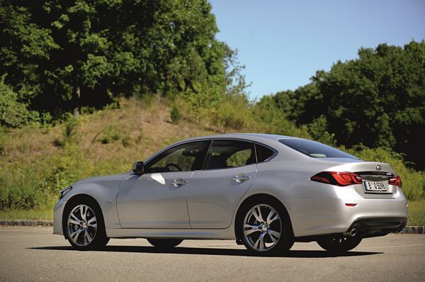 La nouvelle berline Infiniti Q70 affiche des courbes sensuelles