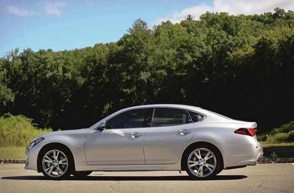 La nouvelle berline Infiniti Q70 affiche des courbes sensuelles
