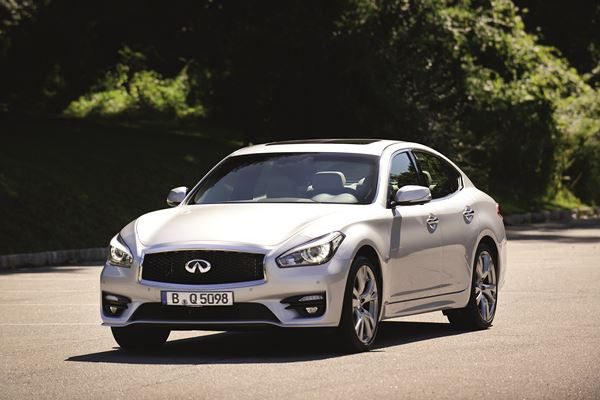 La nouvelle berline Infiniti Q70 affiche des courbes sensuelles