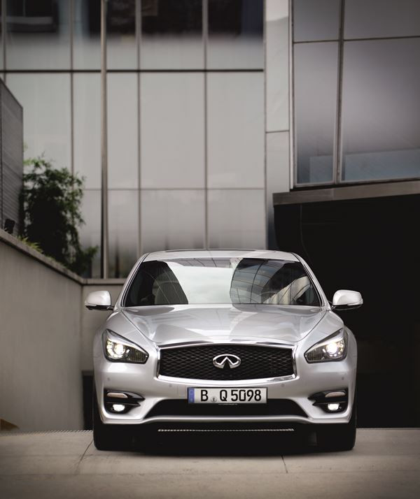 La nouvelle berline Infiniti Q70 affiche des courbes sensuelles