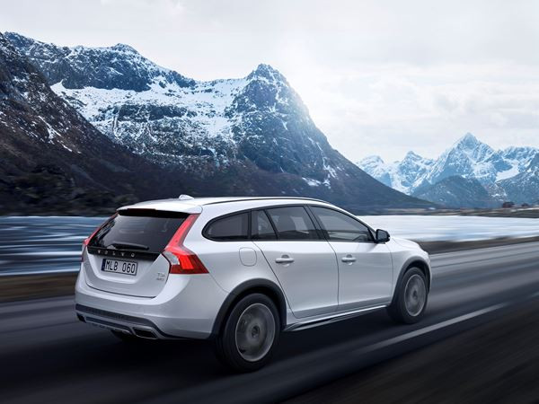 Le Volvo V60 en mode Cross Country au salon de Los Angeles