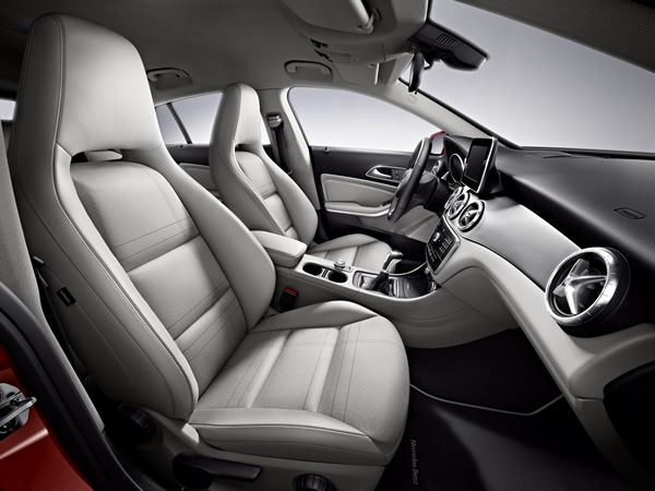 Le break de chasse compact Mercedes CLA Shooting Brake en approche