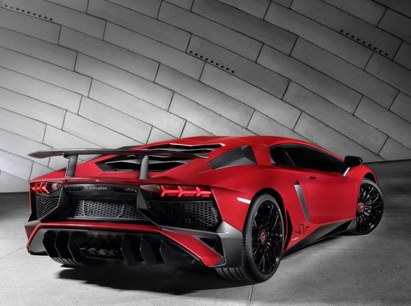 La Lamborghini Aventador LP 750-4 Superveloce développe 750 ch