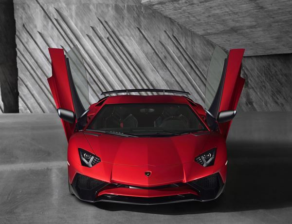 La Lamborghini Aventador LP 750-4 Superveloce développe 750 ch