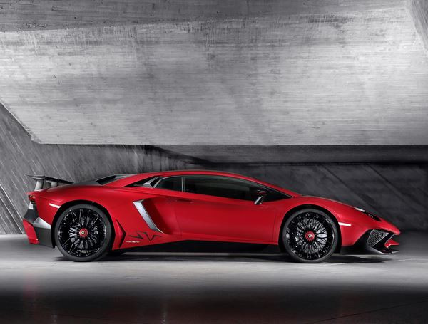 La Lamborghini Aventador LP 750-4 Superveloce développe 750 ch