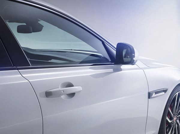Une nouvelle Jaguar XF plus légère et plus efficace