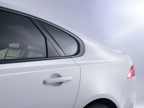 Une nouvelle Jaguar XF plus légère et plus efficace