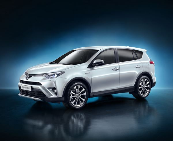 Le Toyota RAV4 restylé se met à l'hybride avec une transmission intégrale