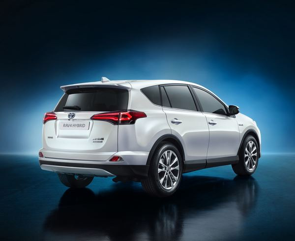 Le Toyota RAV4 restylé se met à l'hybride avec une transmission intégrale